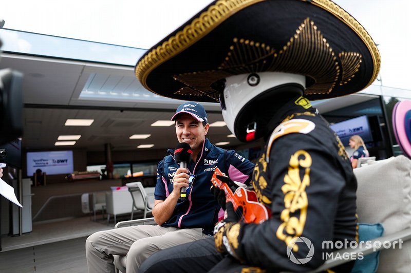 Sergio Perez, Racing Point, parla con Mario Achi