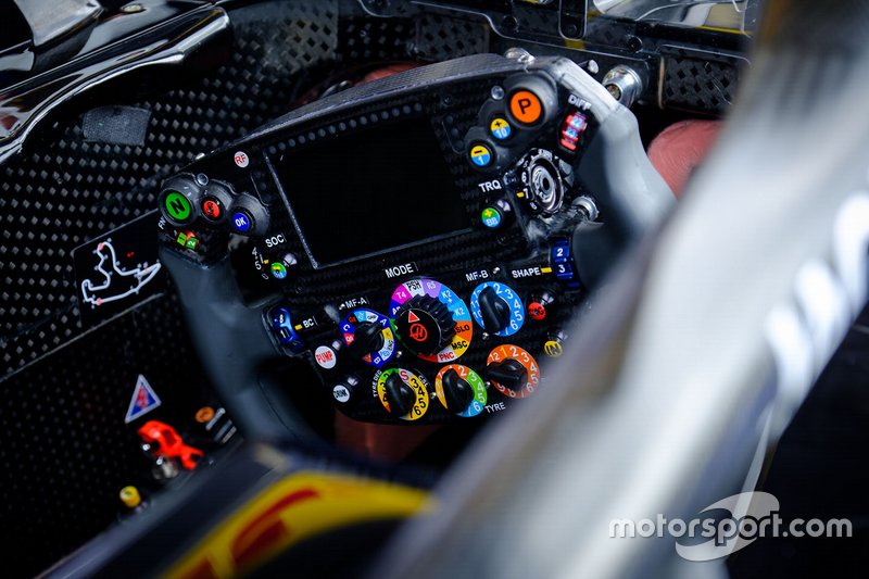 Руль Mercedes AMG F1 W10 Льюиса Хэмилтона