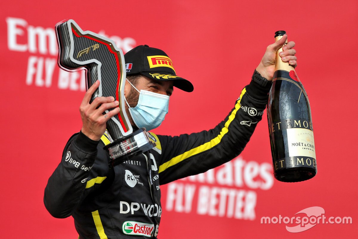 Podio: terzo classificato Daniel Ricciardo, Renault F1 Team