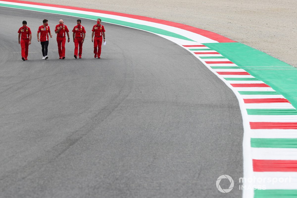 Charles Leclerc, Ferrari, cammina in pista con il team
