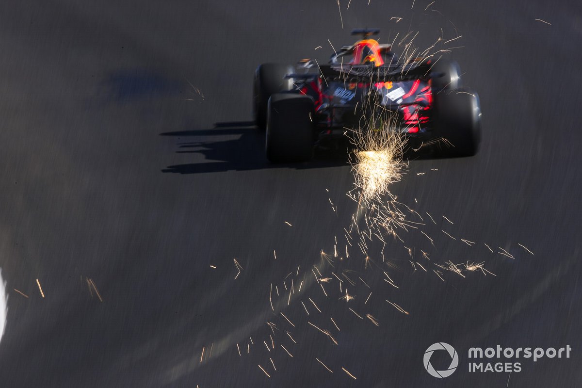 Volano scintille dall'auto di Max Verstappen, Red Bull Racing RB16