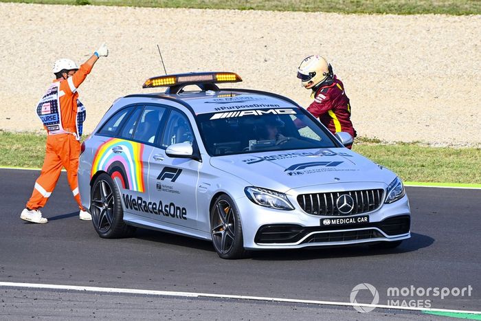 El Medical car se lleva a Sebastian Vettel, Ferrari