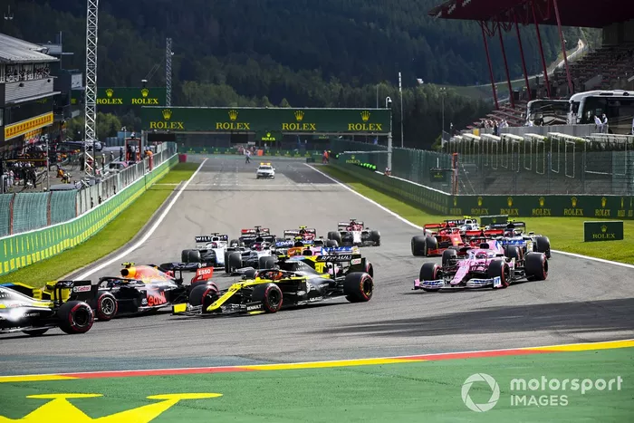 Esteban Ocon, Renault F1 Team R.S.20, Alex Albon, Red Bull Racing RB16 al inicio