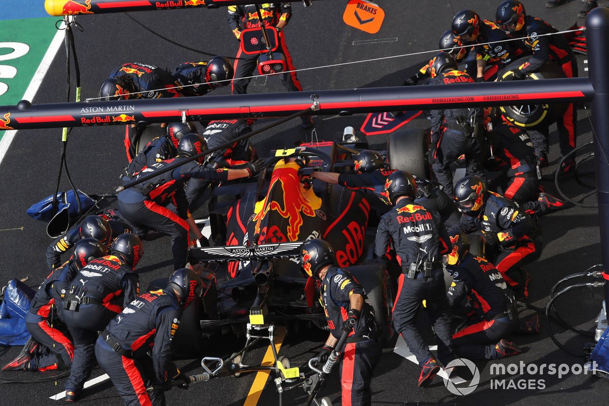 Alex Albon, Red Bull Racing RB16, ai box