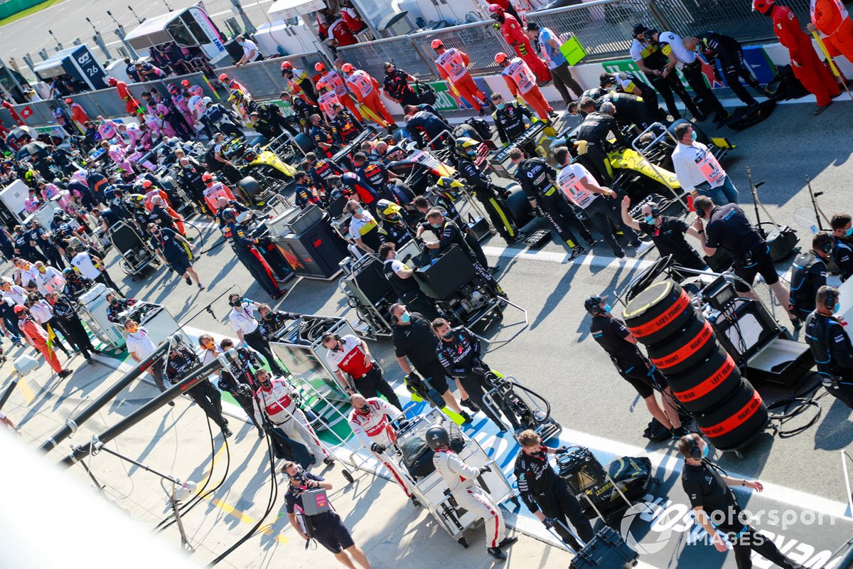 La mecánica inunda el pit lane