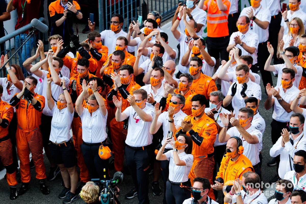 Los miembros de McLaren celebran