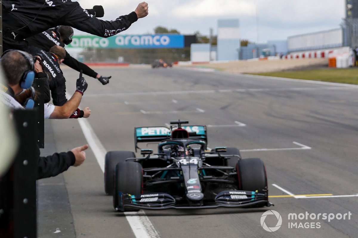 Ganador Lewis Hamilton, Mercedes F1 W11, cruza la meta