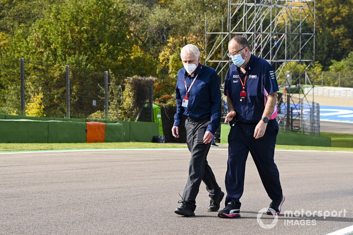 Un membro della Racing Point cammina sul circuito