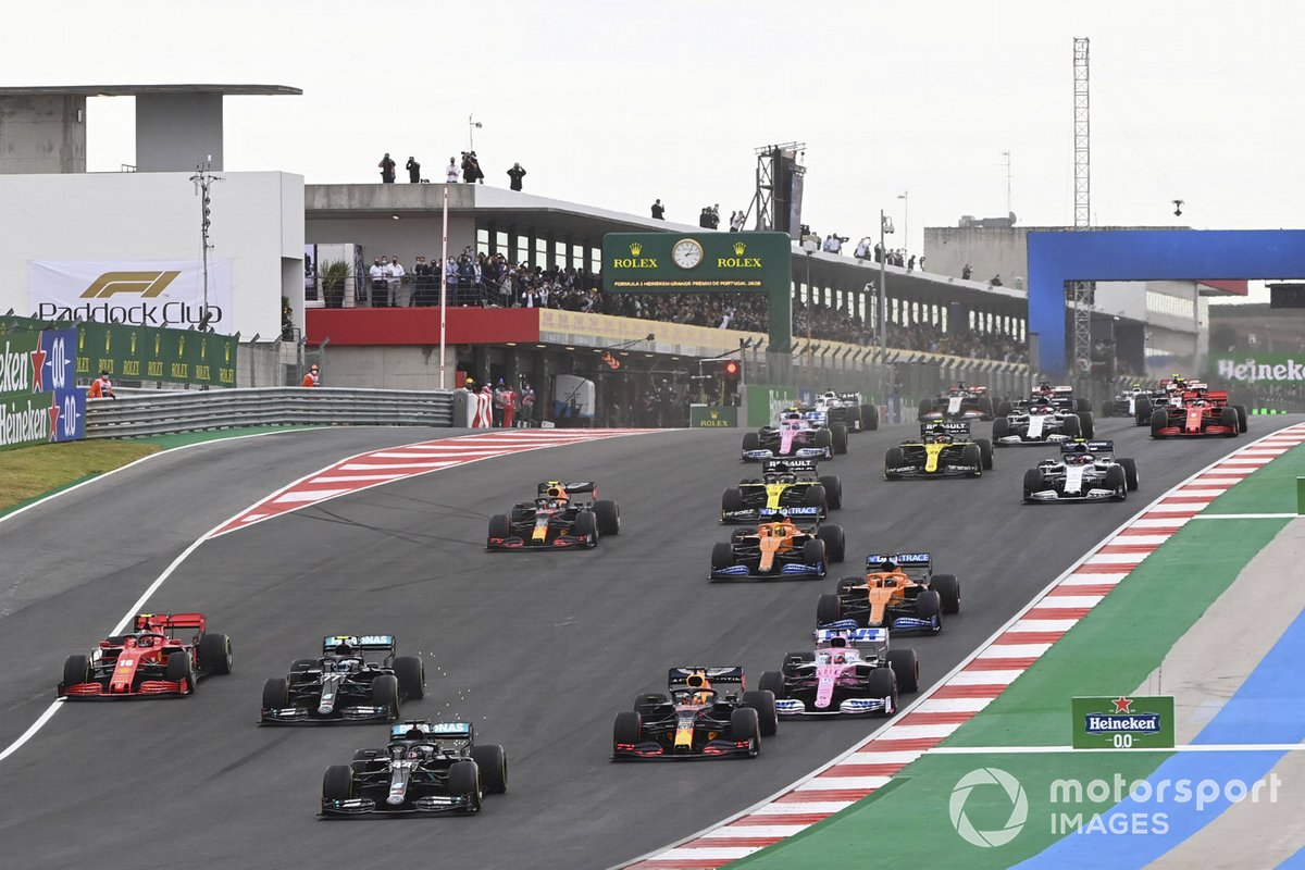 Lewis Hamilton, Mercedes F1 W11, Valtteri Bottas, Mercedes F1 W11, Max Verstappen, Red Bull Racing RB16, Charles Leclerc, Ferrari SF1000, Sergio Perez, Racing Point RP20, e il resto del gruppo alla partenza