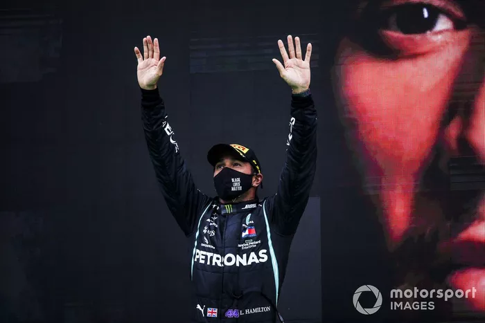 Podio: ganador de la carrera Lewis Hamilton, Mercedes-AMG F1, tras conseguir su victoria 92 