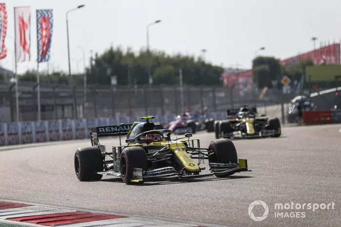 Esteban Ocon, Renault F1 Team R.S.20, Daniel Ricciardo, Renault F1 Team R.S.20, Sergio Pérez, Racing Point RP20