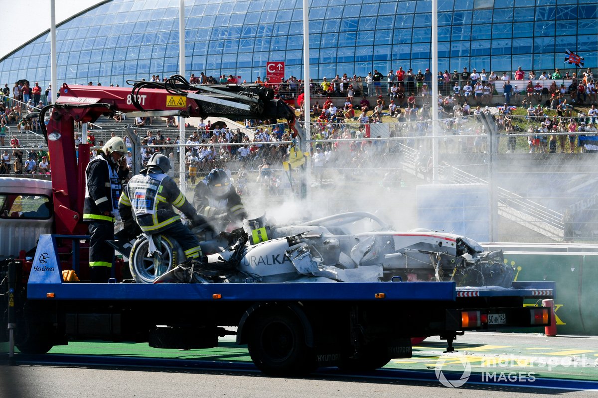 Marshals recover the car of Luca Ghiotto, Hitech Grand Prix after crashing with Jack Aitken, Campos Racing