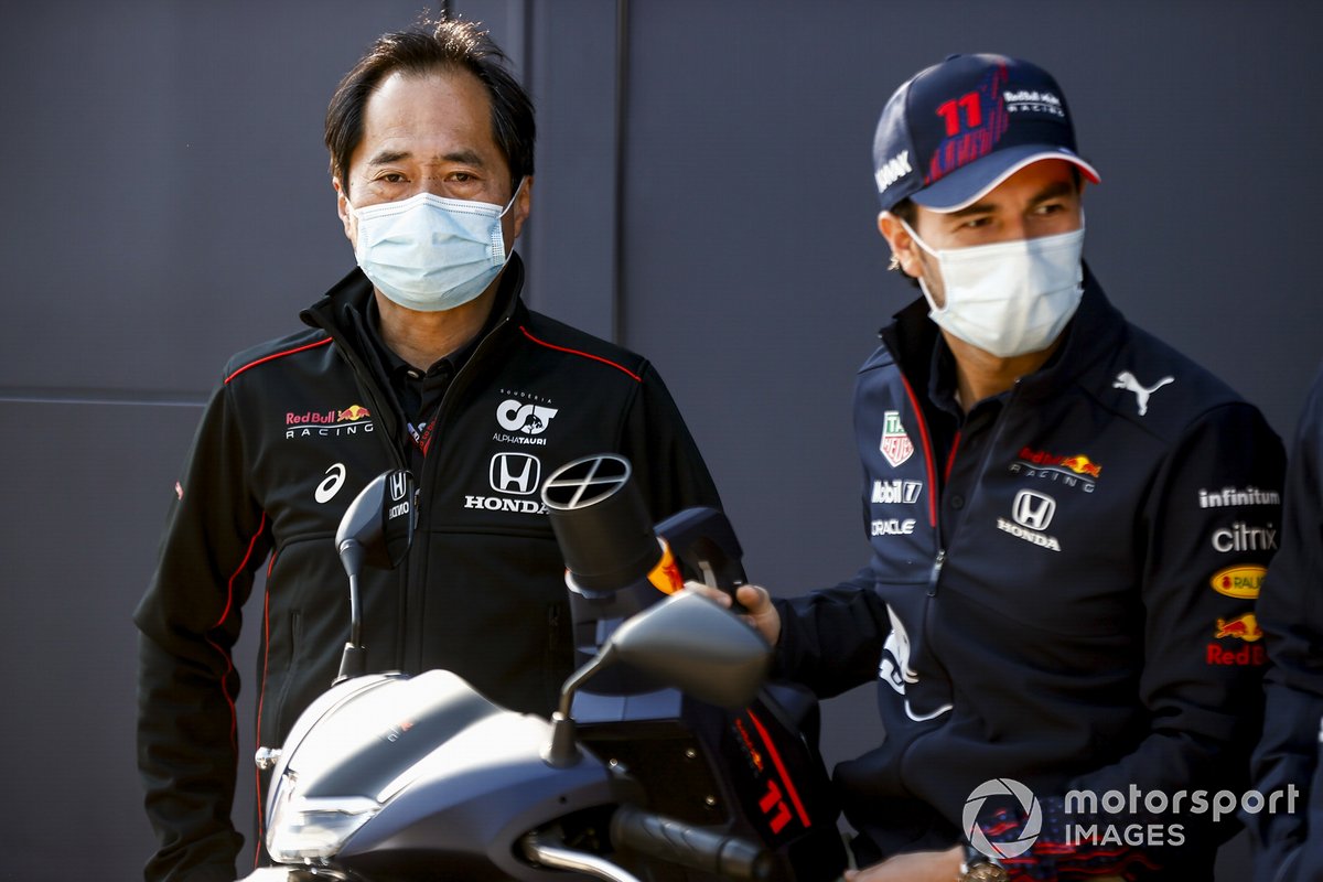 Toyoharu Tanabe, director técnico de Honda F1 y Sergio Pérez, Red Bull Racing