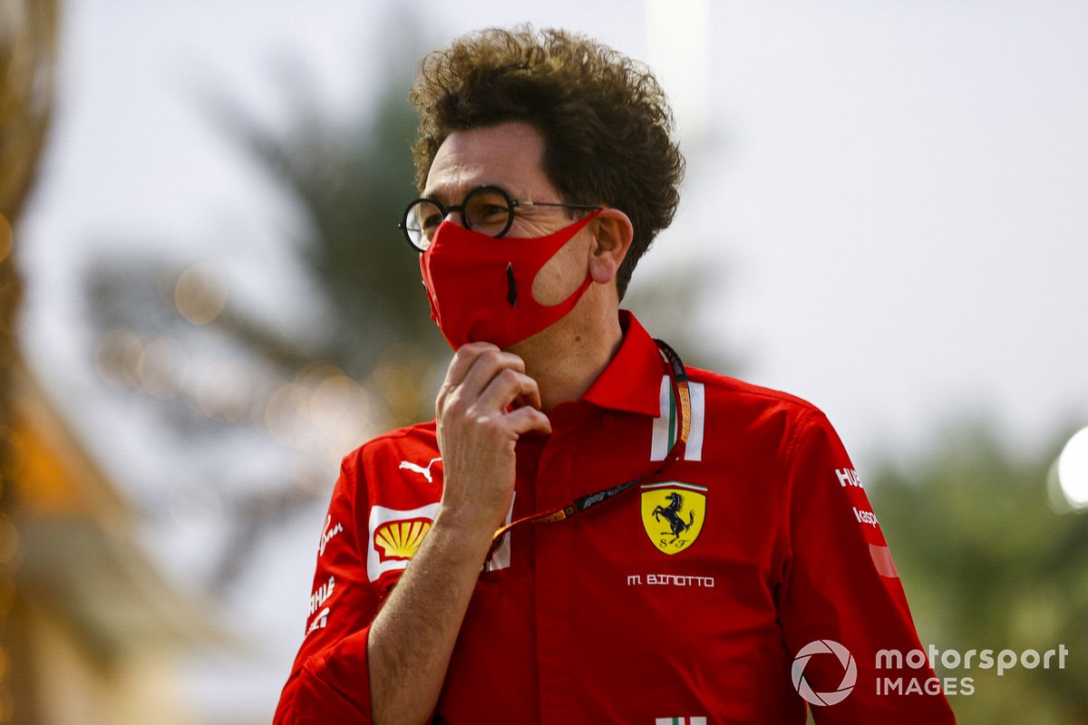 Mattia Binotto, director del equipo Ferrari en el paddock