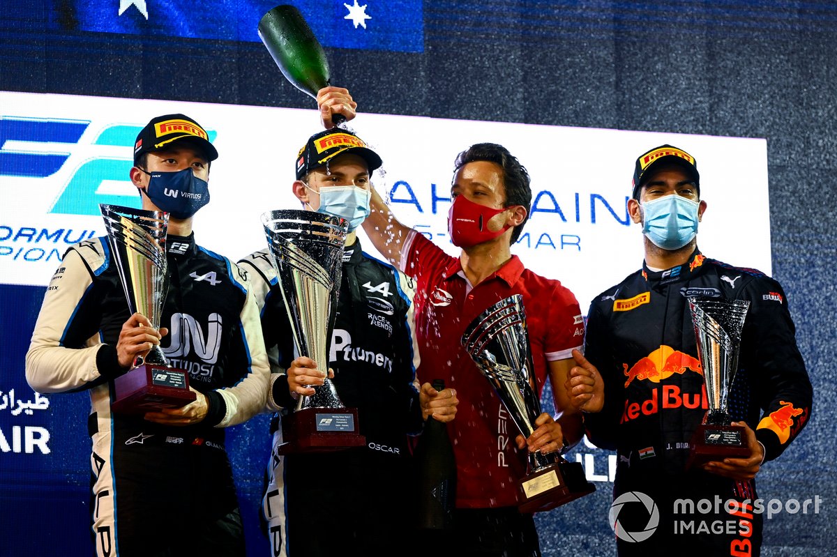 Podio: segundo lugar Guanyu Zhou, Uni-Virtuosi Racing, ganador Oscar Piastri, Prema Racing y tercer lugar Jehan Daruvala, Carlin