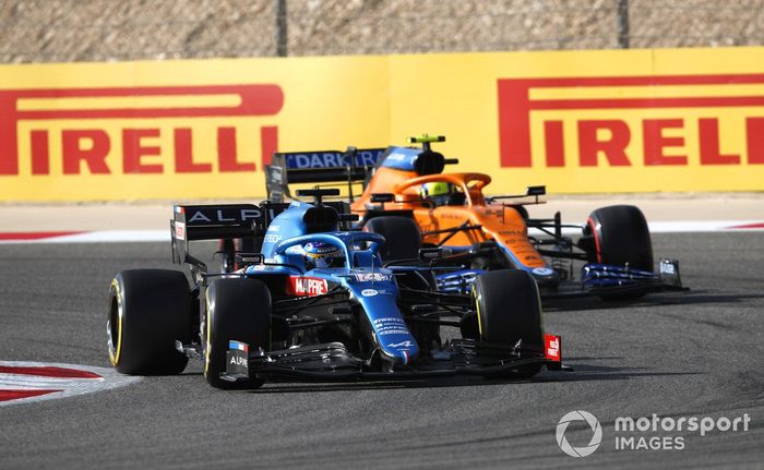 Fernando Alonso, Alpine A521, Lando Norris, McLaren MCL35M
