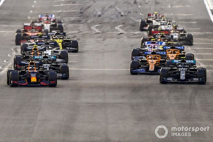 Max Verstappen, Red Bull Racing RB16 Valtteri Bottas, Mercedes F1 W11, Lewis Hamilton, Mercedes F1 W11 al inicio de la carrera