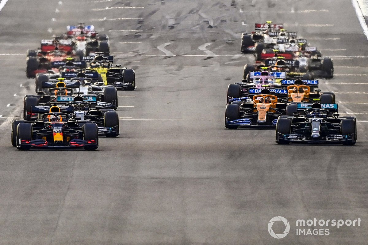 Max Verstappen, Red Bull Racing RB16 Valtteri Bottas, Mercedes F1 W11, Lewis Hamilton, Mercedes F1 W11 al inicio de la carrera