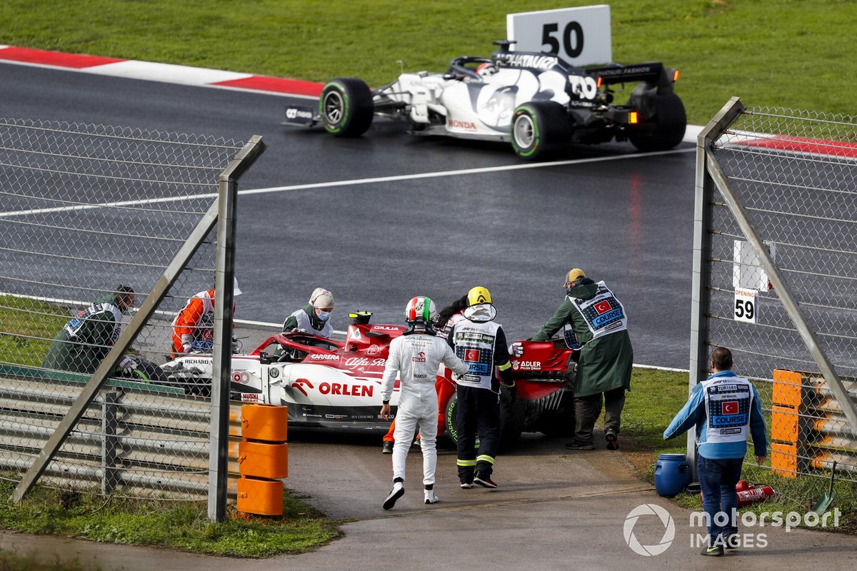 Antonio Giovinazzi, Alfa Romeo, es asistido por los oficiales después de retirarse de la carrera