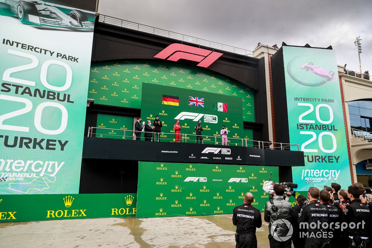 Podio: ganador y campeón del mundo Lewis Hamilton, Mercedes-AMG F1 con Toto Wolff, Director Ejecutivo (Negocios), Mercedes AMG, segundo lugar Sergio Pérez, Racing Point, y tercer lugar Sebastián Vettel, Ferrari