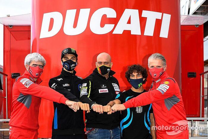 Luca Marini y Enea Bastianini, Esponsorama Racing con Luigi Dall'Igna, Director General de Ducati, Raul Romero, Esponsorama Racing Team y Paolo Ciabatti, Director Deportivo de Ducati
