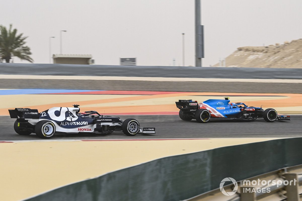 Esteban Ocon, Alpine A521, Yuki Tsunoda, AlphaTauri AT02