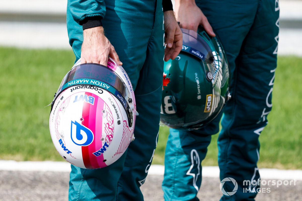 Los cascos de Sebastian Vettel, Aston Martin y Lance Stroll, Aston Martin