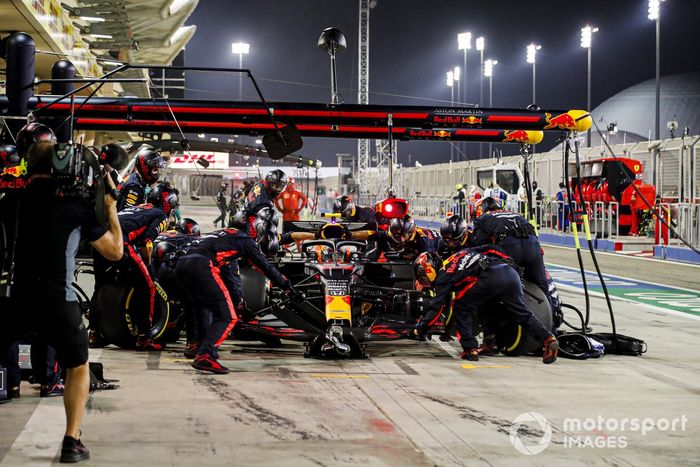 Alex Albon, Red Bull Racing RB16, pits