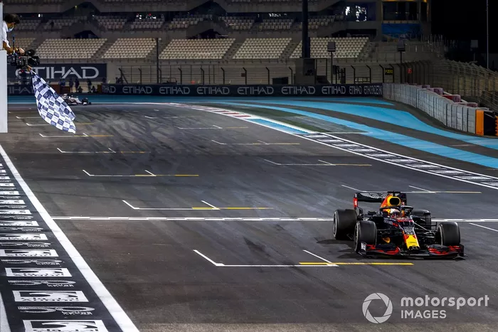Ganador Max Verstappen, Red Bull Racing RB16, con la bandera a cuadros al final de la carrera