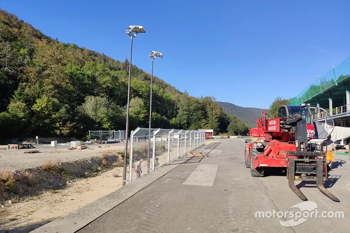 Fence and barrier test center