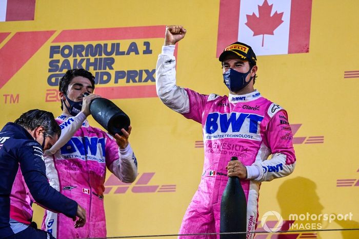 Podio: ganador de la carrera Sergio Pérez, Racing Point, tercer lugar Lance Stroll, Racing Point, y Andy Stevenson, Director Deportivo, Racing Point