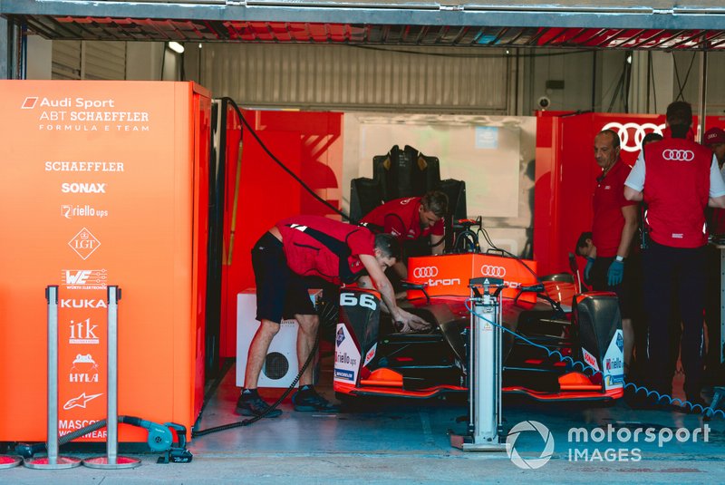 Mechanics work on Daniel Abt, Audi Sport ABT Schaeffler, Audi e-tron FE06