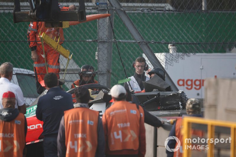 La macchina Daniel Abt, Audi Sport ABT Schaeffler, Audi e-tron FE06 portata via dopo l'incidente