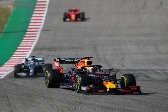 Max Verstappen, Red Bull Racing RB15, precede Lewis Hamilton, Mercedes AMG F1 W10, e Charles Leclerc, Ferrari SF90