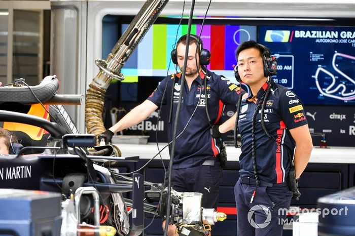 Red Bull ingeniero en el garaje