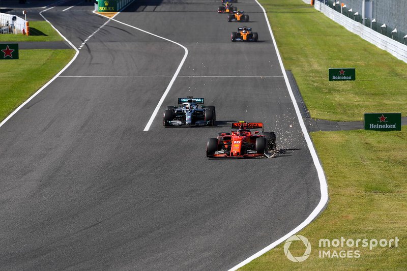 Charles Leclerc, Ferrari SF90, lidera a Lewis Hamilton, Mercedes AMG F1 W10, mientras sigue las chispas de su dañado alerón delantero