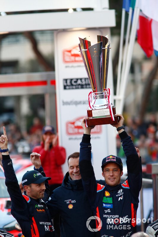 Podio: il vincitore Thierry Neuville, Nicolas Gilsoul, Hyundai Motorsport Hyundai i20 Coupe WRC