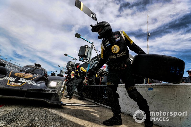 #5 Mustang Sampling Racing / JDC-Miller MotorSports Cadillac DPi, DPi: Sebastien Bourdais, Loic Duval, Joao Barbosa, pit stop