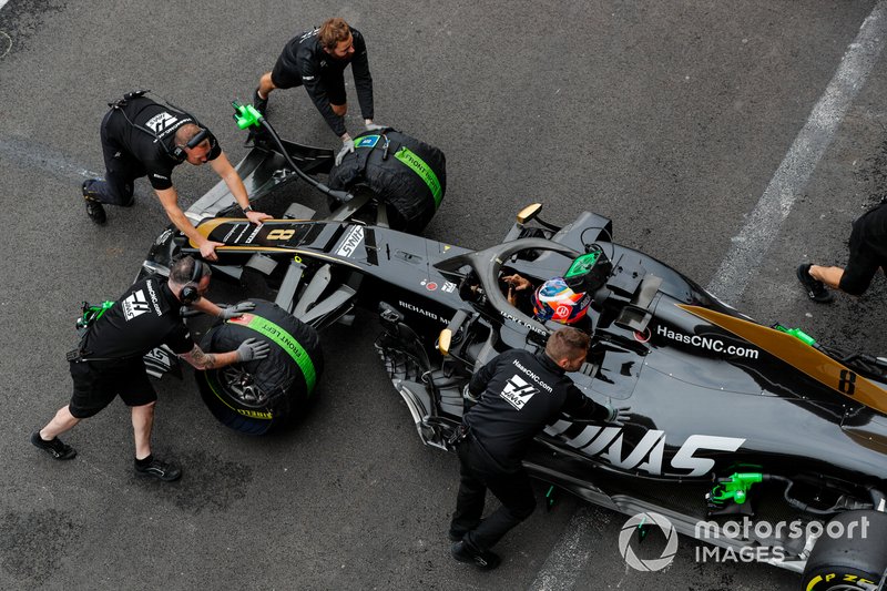 Romain Grosjean, Haas F1 Team VF-19, viene riportato nel garage