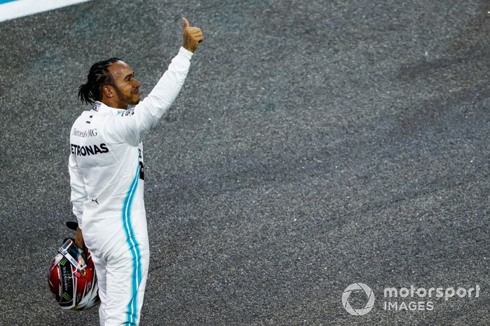 Ganador de la poe Lewis Hamilton, Mercedes AMG F1, celebra