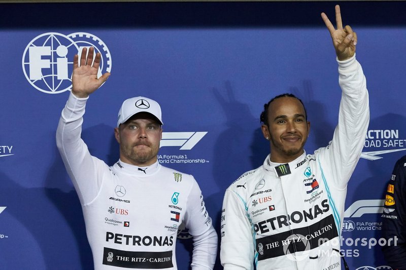 Valtteri Bottas, Mercedes AMG F1, e il pole man Lewis Hamilton, Mercedes AMG F1