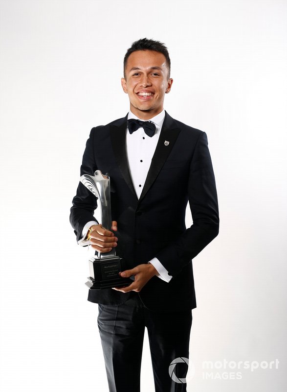 Alexander Albon con il Rookie of the Year Award