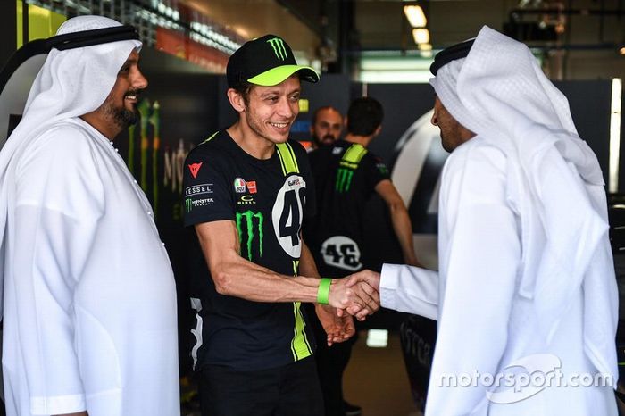 Valentino Rossi con Al Tareq Al Ameri, CEO del circuito di Yas Marina e Abdulrahman Al Shamsi, Supply Chain Director