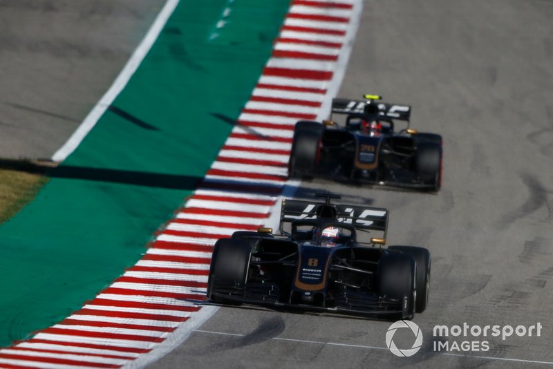 Romain Grosjean, Haas F1 Team VF-19, precede Kevin Magnussen, Haas F1 Team VF-19