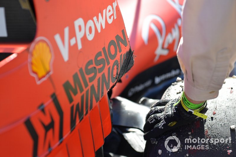 La suspensión dañada del coche de Sebastian Vettel, Ferrari SF90