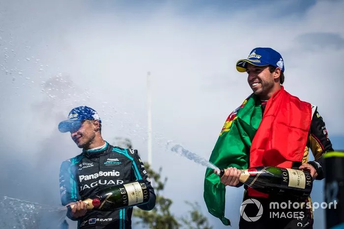 Podio: segundo lugar Antonio Felix da Costa, DS Techeetah,y el tercer lugar Mitch Evans, Jaguar Racing