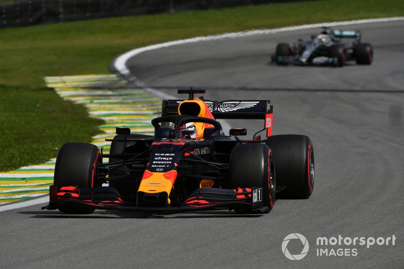 Max Verstappen, Red Bull Racing RB15, precede Lewis Hamilton, Mercedes AMG F1 W10
