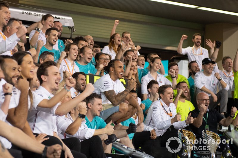 Lewis Hamilton, Mercedes AMG F1, primo classificato e campione del mondo 2019, festeggia con il suo team