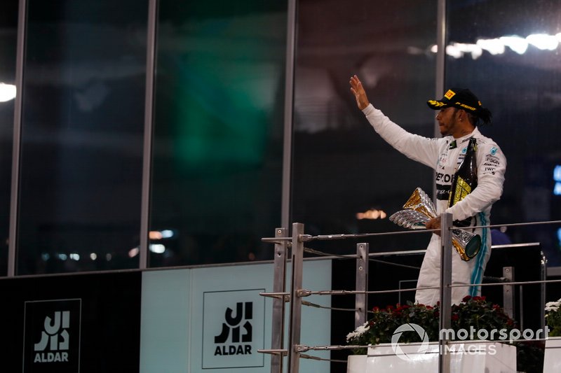 Le vainqueur Lewis Hamilton, Mercedes AMG F1, sur le podium