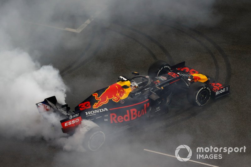 Le deuxième, Max Verstappen, Red Bull Racing RB15, fait des donuts